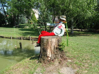 Vodník, ktterého vyráběly děti v kroužku tvoření bedlivě střeží rybníček Bašty.