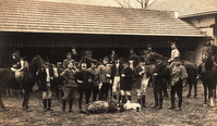Hubertova jízda - sraz jezdců přibližně v r. 1918 nejspíš u bývalé hospody (Kloučkův statek)
