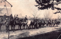 Hubertova jízda - jezdci přibližně v r. 1918 u areálu mlýna za obcí